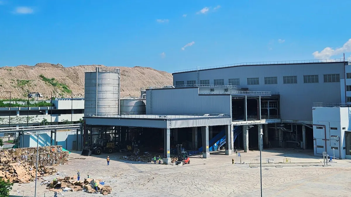 Tampak luar fasilitas pulp kertas daur ulang Tuen Mun EcoPark Hong Kong