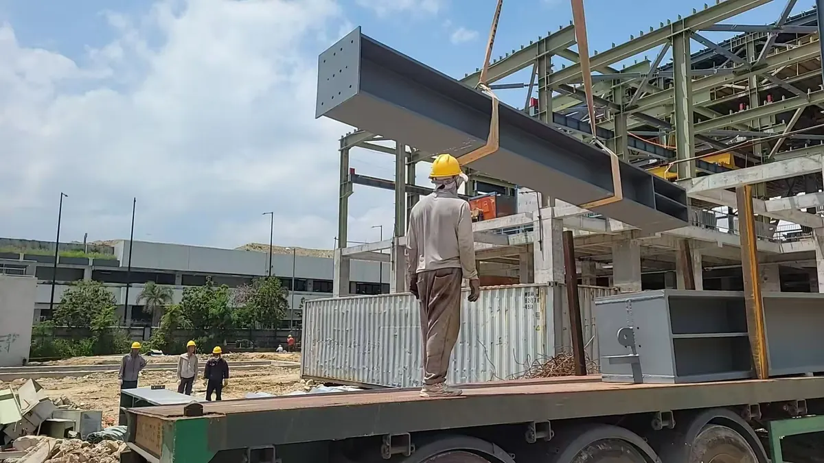 Pembongkaran komponen baja di Tuen Mun EcoPark Hong Kong