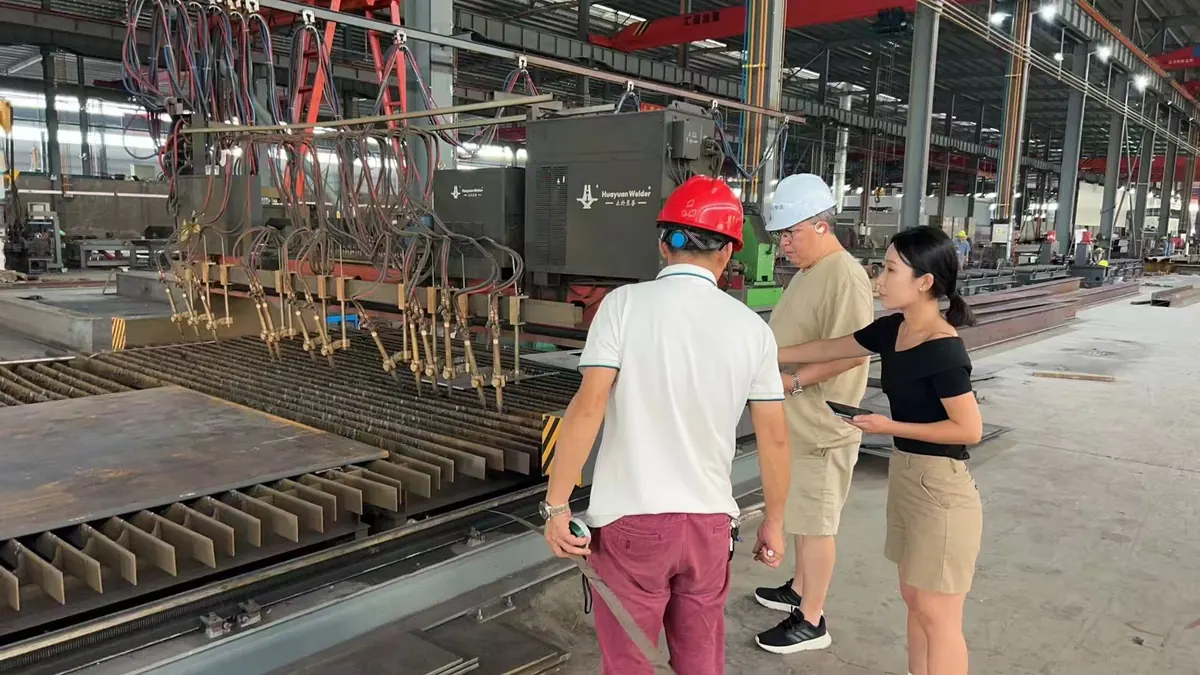 Pengarahan peralatan dan koordinasi teknis di bengkel struktur baja
