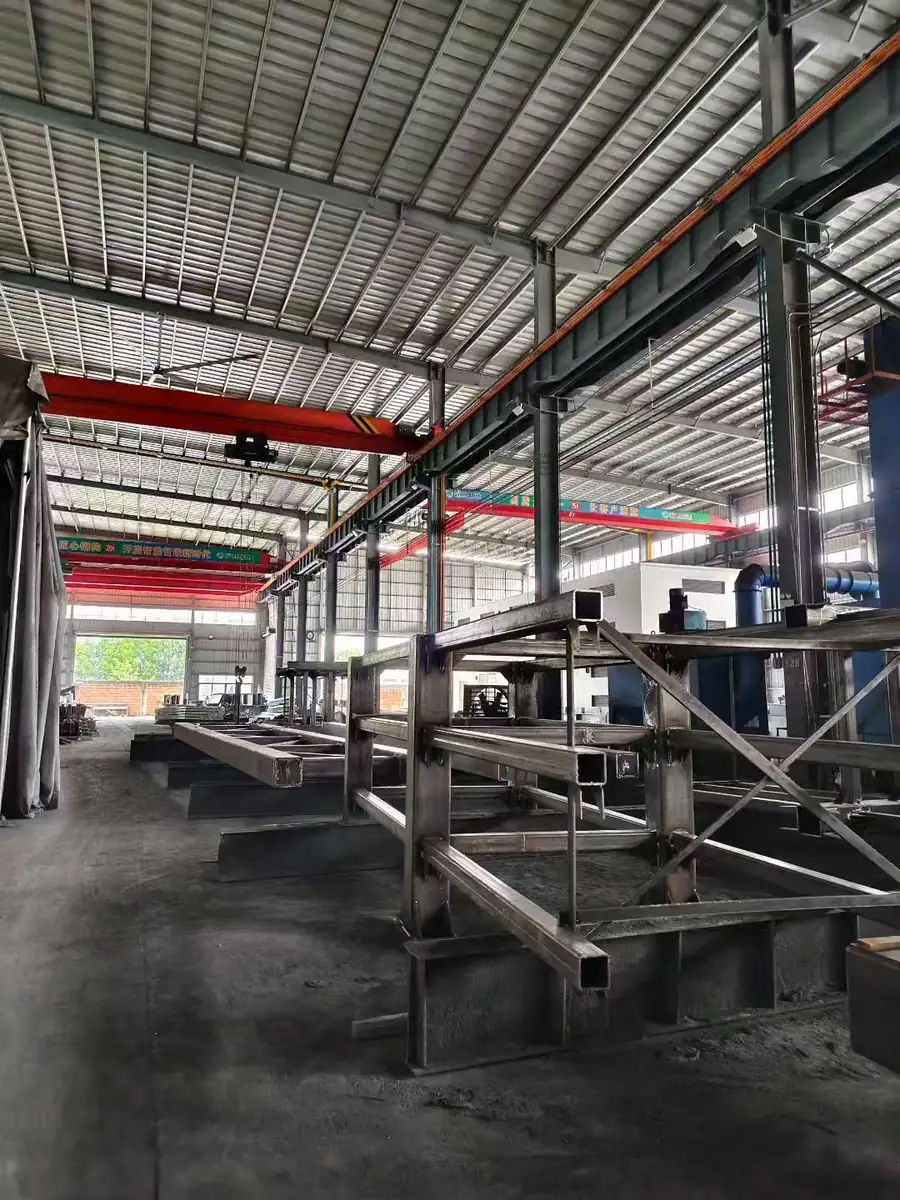 Komponen struktur baja difabrikasi per batch di bengkel
